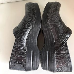Dansko Professional Women’s Black Tooled Leather Clog Size 38/8.5/9